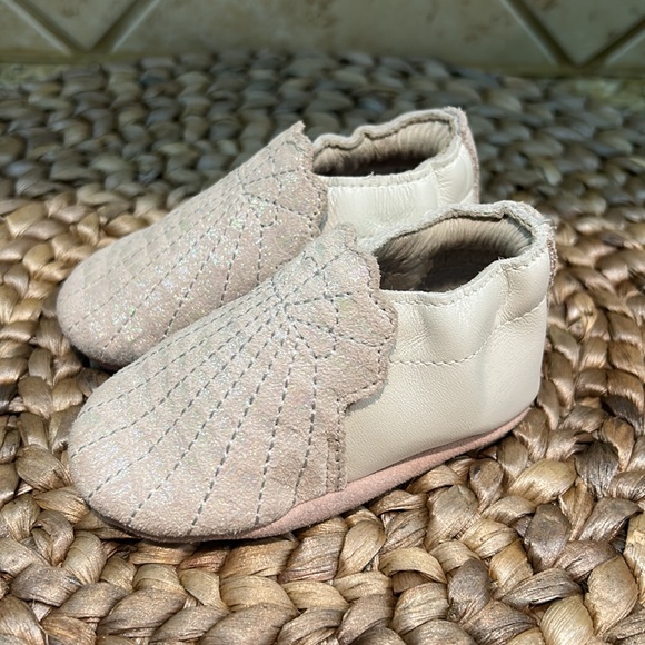 Robeez Leather soft shoes Mermaid Iridescent Seashell 0-6 months - Picture 2 of 6